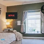 Exclusive Deals L Free Parking I Short Term L Sleeps Up To 6 L 3 Bed & 2 Bath I One Castle Short-lets And Serviced *