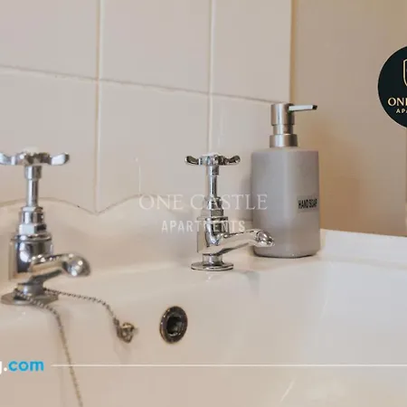 Exclusive Deals L Free Parking I Short Term L Sleeps Up To 6 L 3 Bed & 2 Bath I One Castle Short-lets And Serviced *