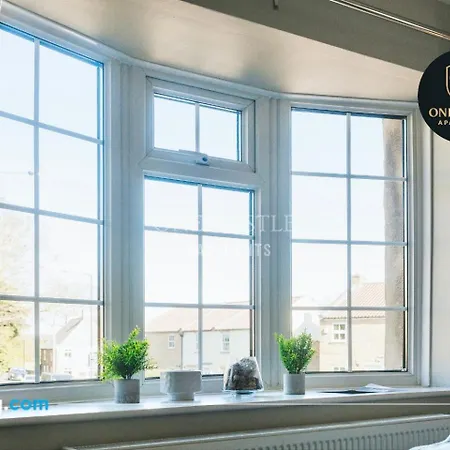 Summer Deals L Last-minute Specials L Free Parking I Short Term L Garden I Sleeps Up To 6 L 3 Bed & 2 Bath I One Castle Short-lets And Serviced Harrogate