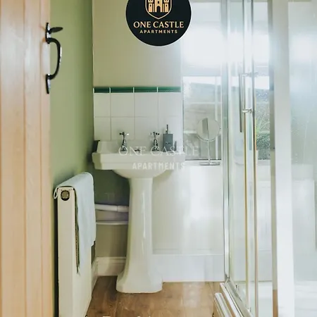 Apartment Exclusive Deals L Free Parking I Short Term L Sleeps Up To 6 L 3 Bed & 2 Bath I One Castle Short-lets And Serviced *