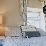 Exclusive Deals L Free Parking I Short Term L Sleeps Up To 6 L 3 Bed & 2 Bath I One Castle Short-lets And Serviced * Harrogate