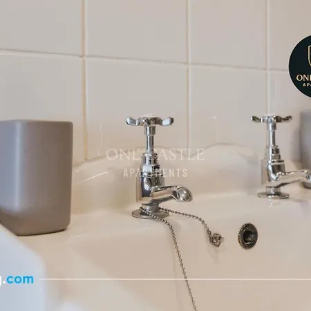 Exclusive Deals L Last-minute Specials L Free Parking I Short Term L Garden I Sleeps Up To 6 L 3 Bed & 2 Bath I One Castle Short-lets And Serviced Apartman *